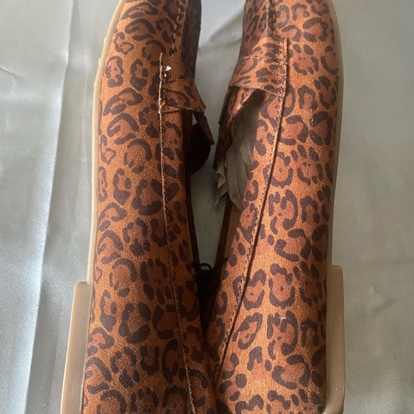 St. John's Bay Women's Leopard Print Loafers 10 - Picture 3 of 5
